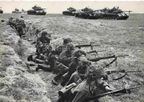 AK / Ansichtskarte Militaria Panzer Tank Char d Assaut Bundeswehr im Manoever Schutzengraben 