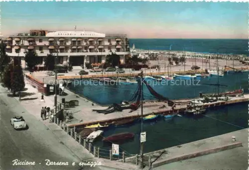 AK / Ansichtskarte RICCIONE RIMINI IT Darsena e spiaggia Binnenhafen und Strand
