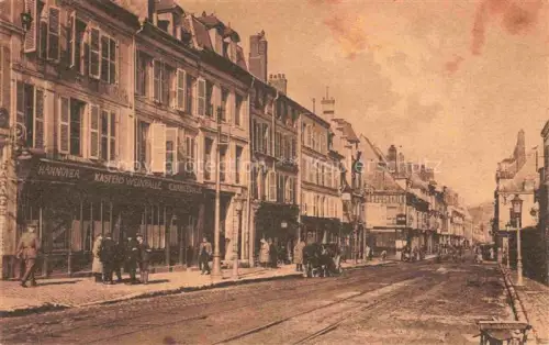 AK / Ansichtskarte CHARLEVILLE -MEZIERES 08 Ardennes Strasse zum Marktplatz mit Kastens Weinhalle