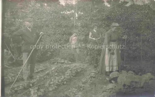 AK / Ansichtskarte Nieder-Jeutz Niederjeutz Thionville 57 Moselle Bei der Gartenarbeit
