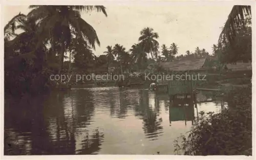 AK / Ansichtskarte Nederlandsch Indie Indonesien Indonesia Partie am Wasser