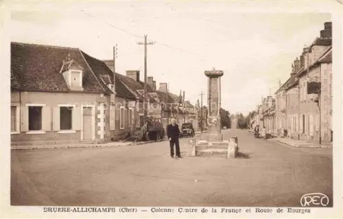 AK / Ansichtskarte Bruere-Allichamps Saint-Amand-Montrond 18 Cher Colonne Centre de la France et Route de Bourges