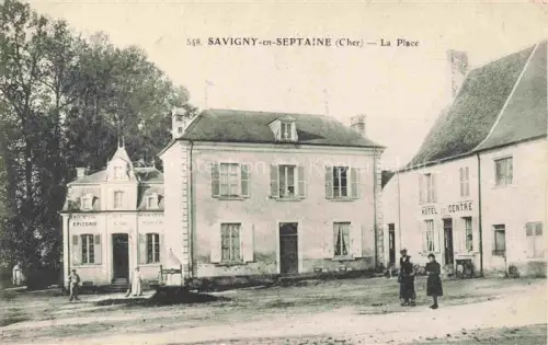 AK / Ansichtskarte Savigny-en-Septaine BOURGES 18 Cher La place Hôtel du Centre