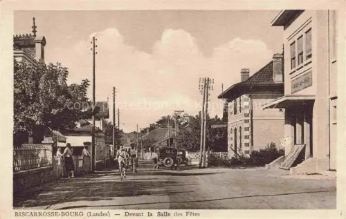 AK / Ansichtskarte Bourg Biscarrosse 40 Landes Devant la Salle des Fêtes