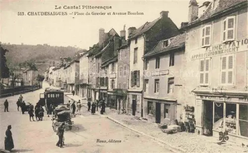 AK / Ansichtskarte Chaudesaigues Chaudes-Aigues Saint-Flour 15 Cantal Place du Gravier et Avenue Bourbon