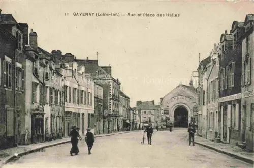 AK / Ansichtskarte Savenay Saint-Nazaire 44 Loire-Atlantique Rue et Place des Halles