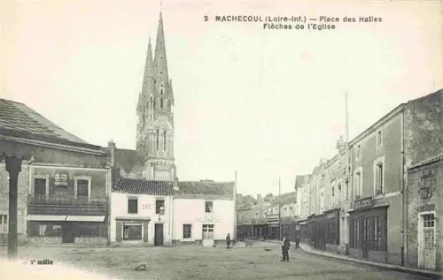 AK / Ansichtskarte Machecoul NANTES 44 Loire-Atlantique Place des Halles Flèches de l'église