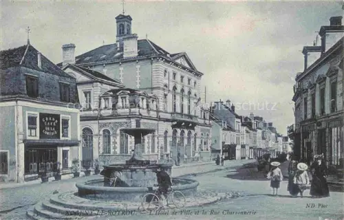 AK / Ansichtskarte Nogent-le-Rotrou 28 Eure-et-Loir Hôtel de Ville et Rue Charronnerie Fontaine