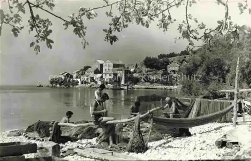 AK / Ansichtskarte Podgora Croatia Partie am Strand Fischer bei der Arbeit