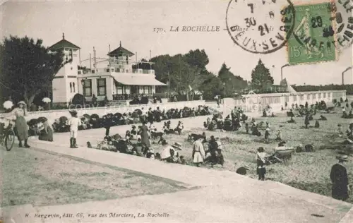 AK / Ansichtskarte LA ROCHELLE 17 Charente-Maritime A la plage