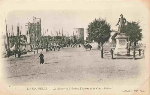 AK / Ansichtskarte LA ROCHELLE 17 Charente-Maritime Statue de l'Amiral Duperré et le Cours Richard
