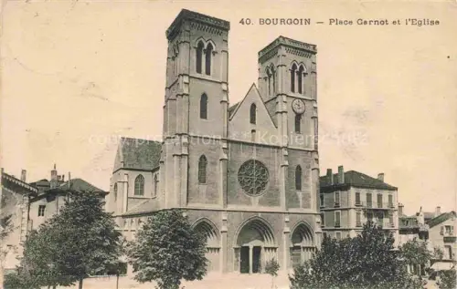 AK / Ansichtskarte Bourgoin-Jallieu La Tour-du-Pin 38 Isere Place Carnot et l'église