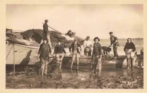 AK / Ansichtskarte Ile d Oleron ROCHEFORT 17 Charente-Maritime Embarquement d'huîtres dans les Viviers
