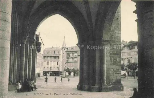 AK / Ansichtskarte TULLE 19 Correze Le Parvis de la Cathédrale
