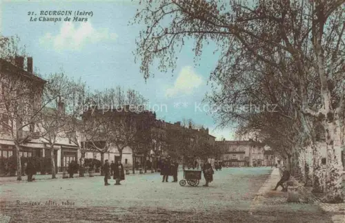 AK / Ansichtskarte Bourgoin-Jallieu La Tour-du-Pin 38 Isere Le Champs de Mars