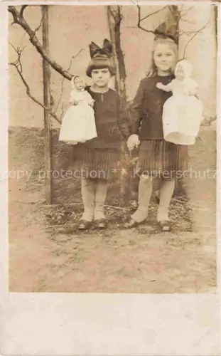 AK / Ansichtskarte Puppen Dolls Poupees Munecas Spielzeug Maedchen Spielzeug