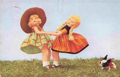 AK / Ansichtskarte Puppen Dolls Poupees Munecas Spielzeug Tanzend Hund 