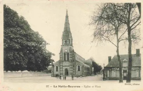 AK / Ansichtskarte La Motte-Beuvron Lamotte-Beuvron 41 Loir-et-Cher Eglise et place