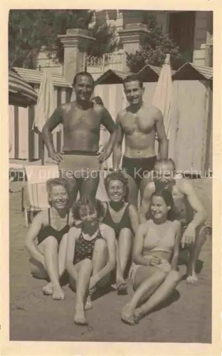 AK / Ansichtskarte ALAssIO Savona Liguria IT Gruppenbild am Strand