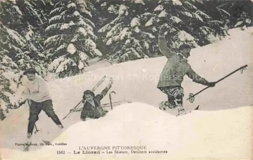 AK / Ansichtskarte Le Lioran Saint-Flour 1368m 15 Cantal Les skieurs descente accidentés