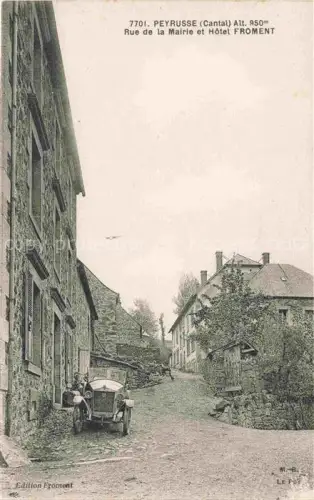 AK / Ansichtskarte Peyrusse Saint-Flour 15 Cantal Rue de la Mairie et Hôtel Froment