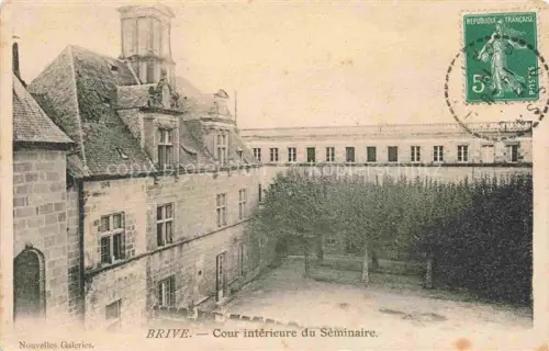 AK / Ansichtskarte BRIVE -LA-GAILLARDE 19 Correze Cour intérieure du Séminaire