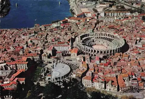 AK / Ansichtskarte ARLES 13 Bouches-du-Rhone Vue aerienne des Arenes et du Theatre Antique