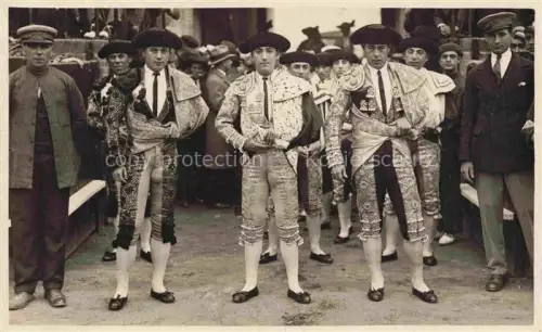 AK / Ansichtskarte Stierkampf Corrida de Toros Bullfight-- Traje de Luces Lichteranzug Kostuem