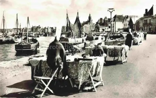 AK / Ansichtskarte Le Croisic Saint-Nazaire 44 Loire-Atlantique Dentellières devant le port