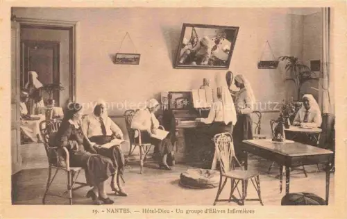 AK / Ansichtskarte NANTES 44 Loire-Atlantique Hôtel Dieu un groupe d'elèves infirmières