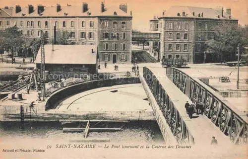AK / Ansichtskarte SAINT-NAZAIRE  ST-NAZAIRE 44 Loire-Atlantique Le pont tournant et la Caserne des Douanes