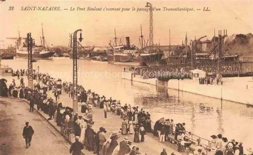 AK / Ansichtskarte SAINT-NAZAIRE  ST-NAZAIRE 44 Loire-Atlantique Pont roulant s'ourant pour le passage d'un Transatlantique
