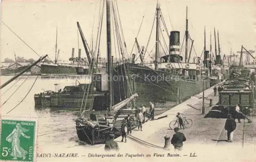 AK / Ansichtskarte SAINT-NAZAIRE  ST-NAZAIRE 44 Loire-Atlantique Déchargement des Paquebots au vieux bassin