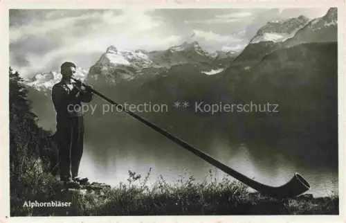 AK / Ansichtskarte Alphorn Cor des Alpes-- Berge Alphornblaeser 