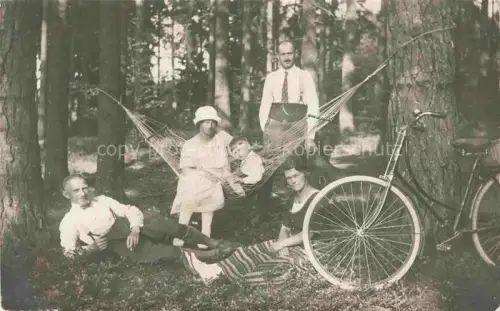 AK / Ansichtskarte Fahrrad Bicycle Bicyclette Velo Bicicletta Bicicleta-- Wald Familie Kind