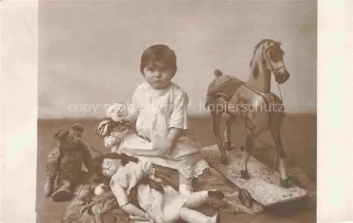 AK / Ansichtskarte Puppen Dolls Poupees Munecas Spielzeug Kind 