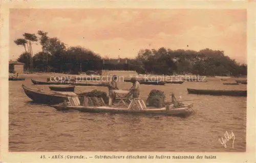 AK / Ansichtskarte Ares Arcachon 33 Gironde Ostréiculteurs détachant des huîtres naissantes des tuiles