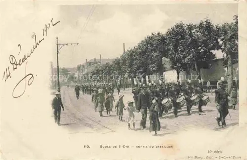 AK / Ansichtskarte St-Cyr -l Ecole 78 Yvelines Sortie du Bataillon