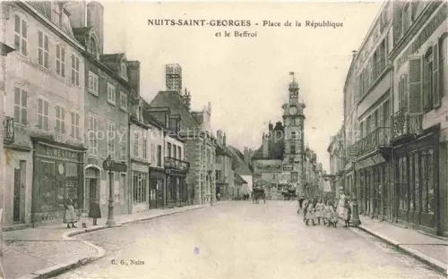 AK / Ansichtskarte Nuits-Saint-Georges Beaune 21 Cote-d Or Place de la République et le Beffroi