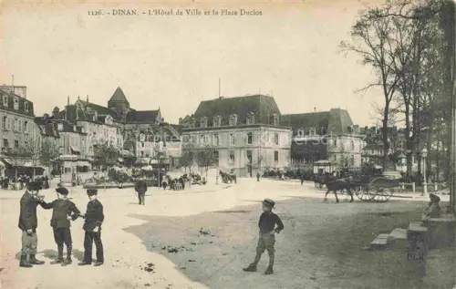 AK / Ansichtskarte DINAN 22 Cotes-d Armor Hôtel de Ville et la Place Duclos