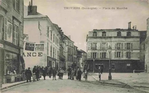 AK / Ansichtskarte Thiviers NONTRON 24 Dordogne Place du Marché