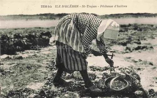 AK / Ansichtskarte St-Trojan-les-Bains Ile d Oleron 17 Charente-Maritime Pêcheuse d'huîtres