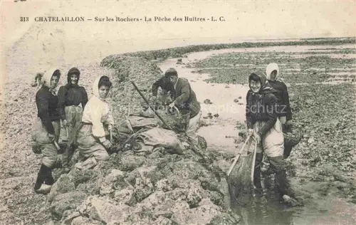AK / Ansichtskarte CHATELAILLON-Plage 17 Charente-Maritime Sur les rochers la pêche des huîtres