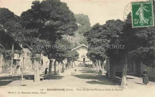 AK / Ansichtskarte Beaurepaire VIENNE 38 Isere Place du Jeu-de-Paume et Salle du Rocher