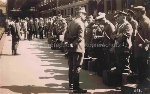 AK / Ansichtskarte LUZERN  LU Militaer am Bahnhof