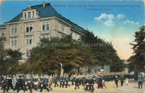 AK / Ansichtskarte DRESDEN Elbe Kaserne des Kgl. Saechs. I. Grenadier-Regiments Nr. 100 Aufziehen der Wache Feldpost