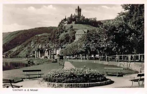 AK / Ansichtskarte Cochem Kochem Mosel Uferpromenade mit Blick zur Reichsburg