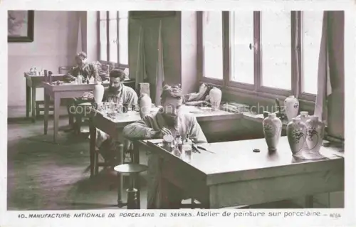 AK / Ansichtskarte Porzellan Porcelaine Handwerk-- Atelier de Peinture Rose Paris 