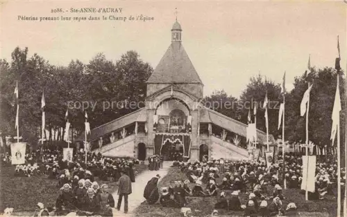 AK / Ansichtskarte Ste-Anne-d Auray LORIENT 56 Morbihan Pèlerins prenant leur repas dans le Champ de l'Épine