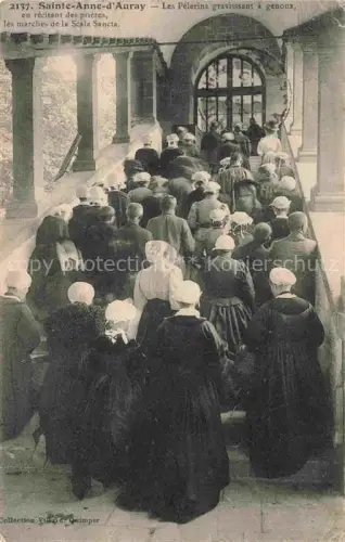 AK / Ansichtskarte Ste-Anne-d Auray LORIENT 56 Morbihan Le Pèlerins gravissant à genoux les marches de la Scala Sancta